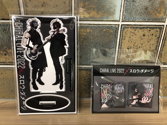 【ニトロプラス】【本日正午まで】「CHiRAL LIVE 2022 × スロウ・ダメージ アクリルスタンド／スクエア缶バッジセット」ご予約受付中✨